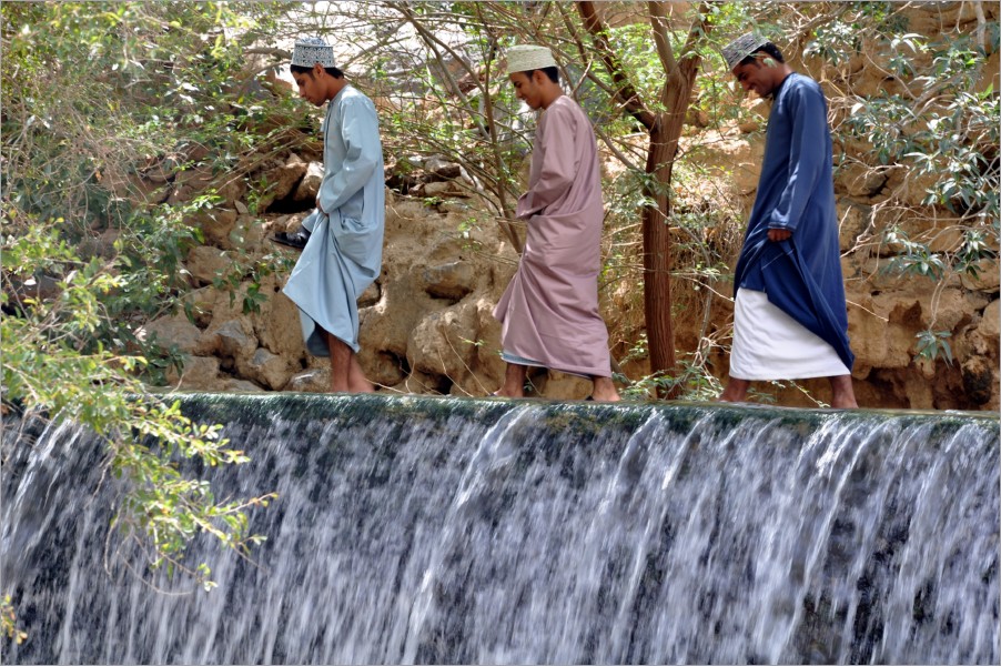 only with a lot of encouragement of the locals we dared to cross the river @ wadi tanuf with our car