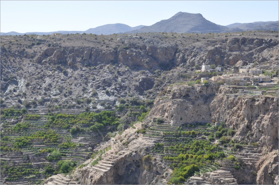 the rose-village of al-ayn - first only from a distance...