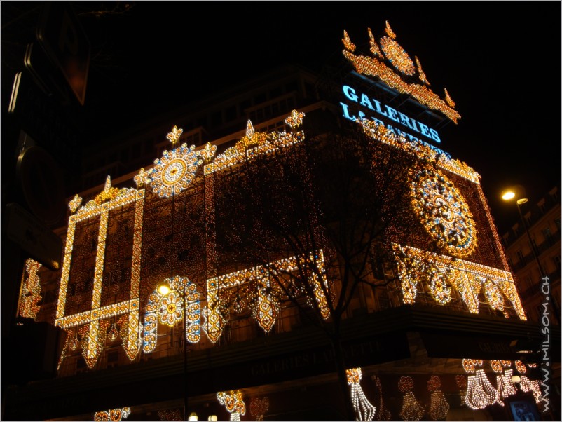 galerie lafayette in xmas-costume