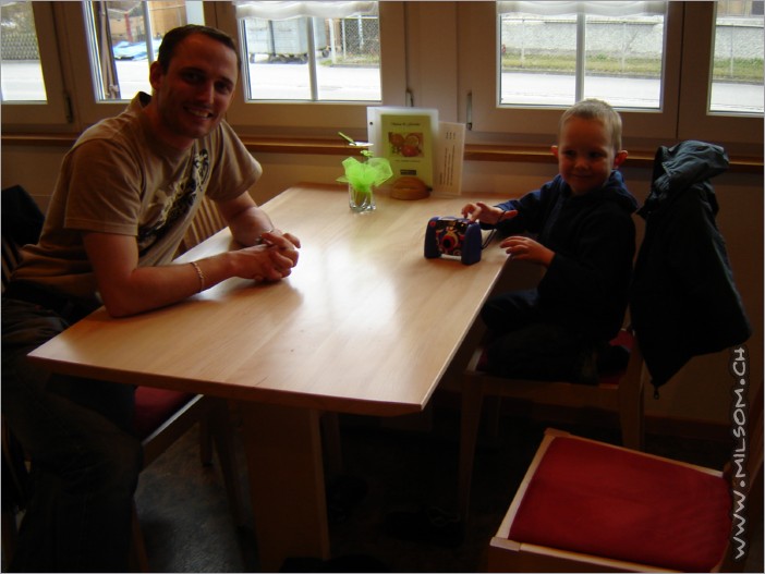 ben & nanouk waiting for the food to be served