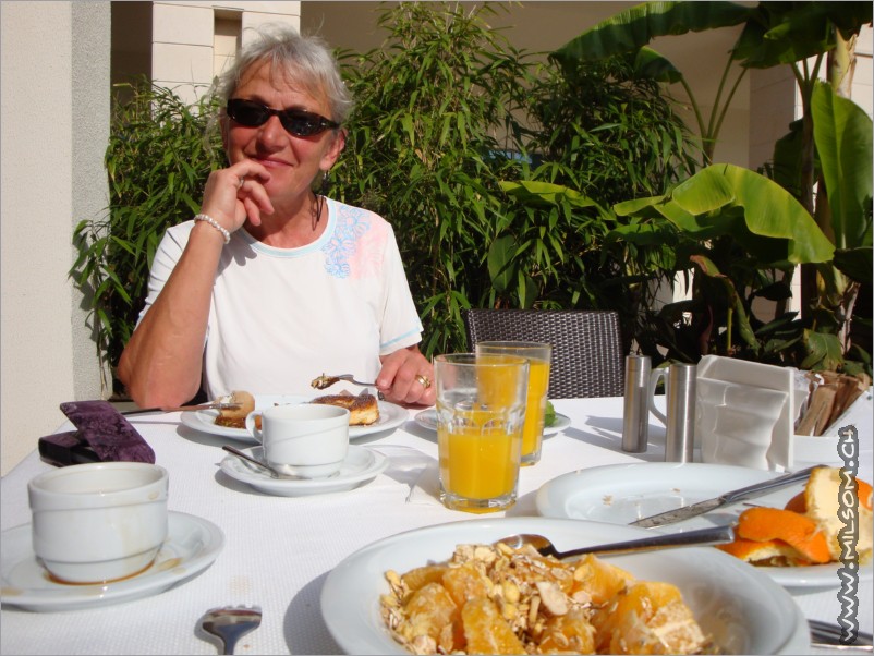 mhhhh, yummy breakfasts with fresh orange juice - as every morning