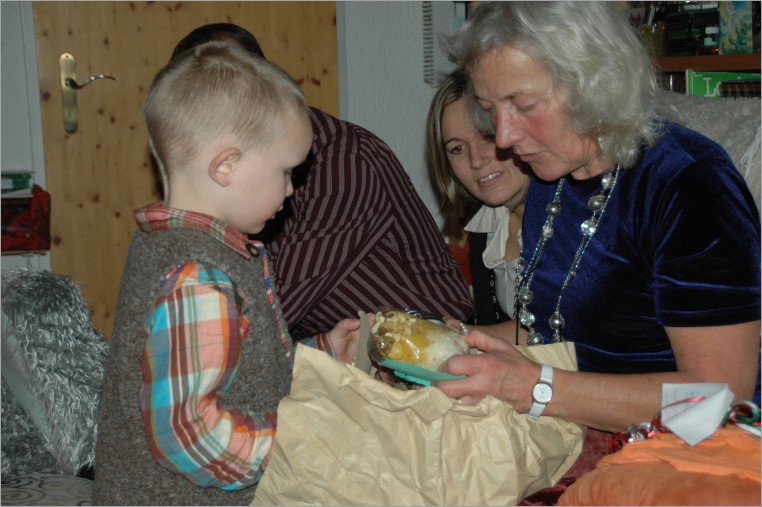 nanouk explaining his present to granny